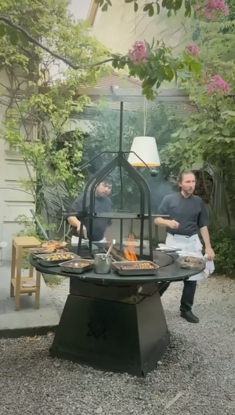 Chef au brasero dans le jardin
