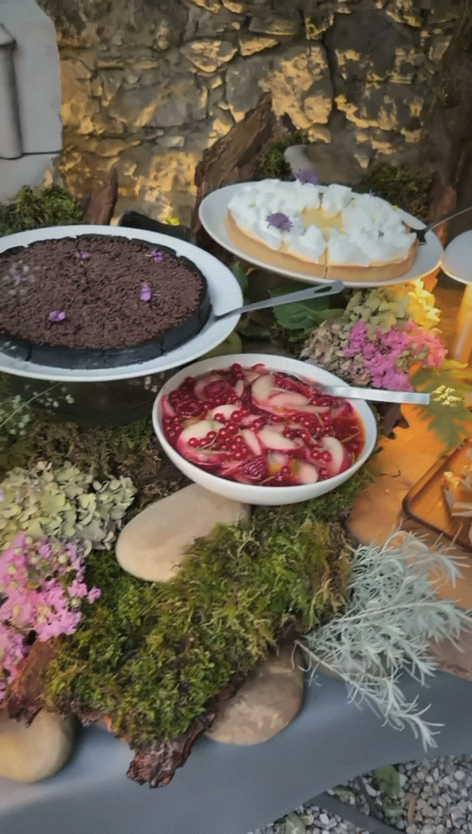 Buffet dressé lors d'un événement en extérieur
