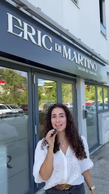 Cliente devant la façade du salon Eric di Martino